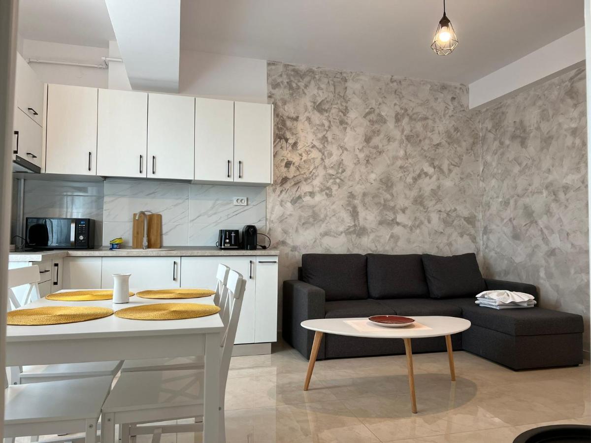 Studios & Apartments Palas By Glam At Lazar Towers Jászvásár Kültér fotó