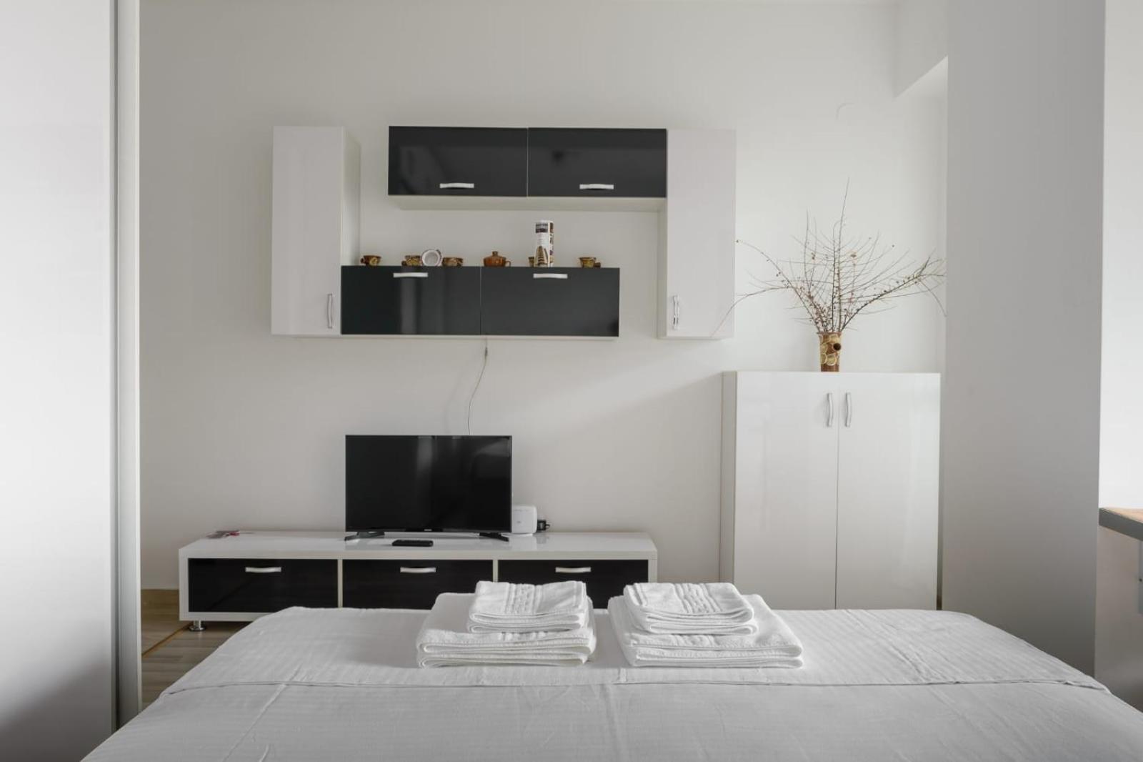 Studios & Apartments Palas By Glam At Lazar Towers Jászvásár Kültér fotó